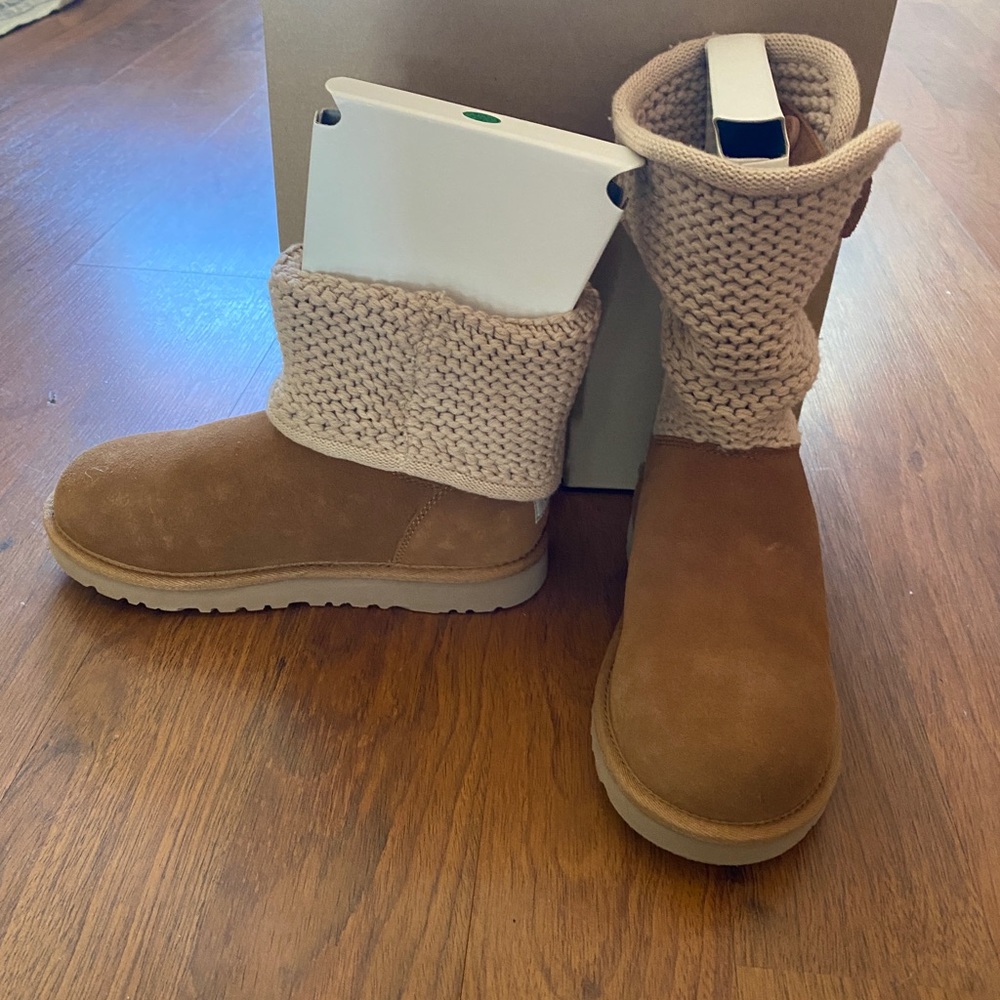 UGGS New In Box - Picture 4 of 4